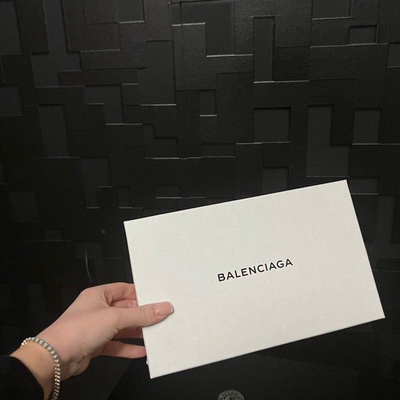 Balenciaga White Box - Picture 3 of 5